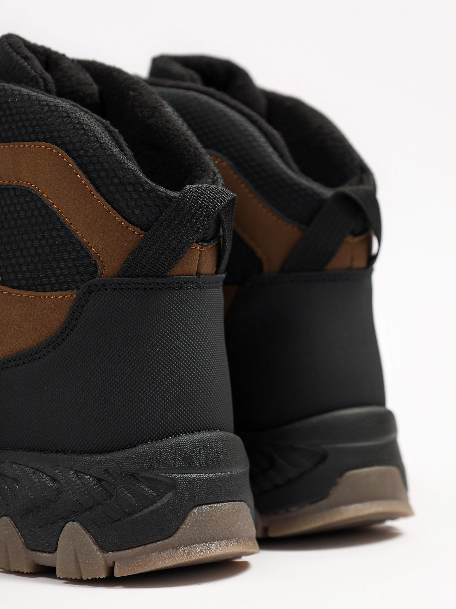 Ботинки комбинированные  коричневого цвета на рельефной подошве